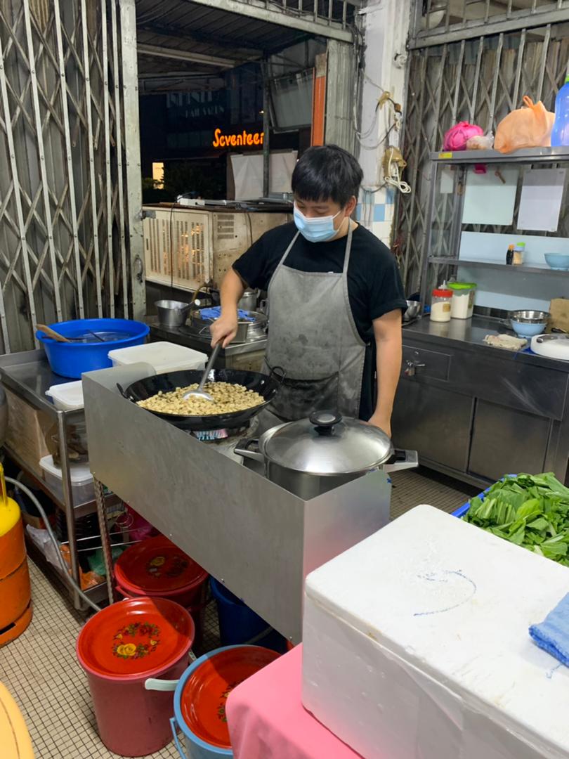 23yo m’sian wakes up at 3 am everyday striving to serve the best wan tan mee in pj