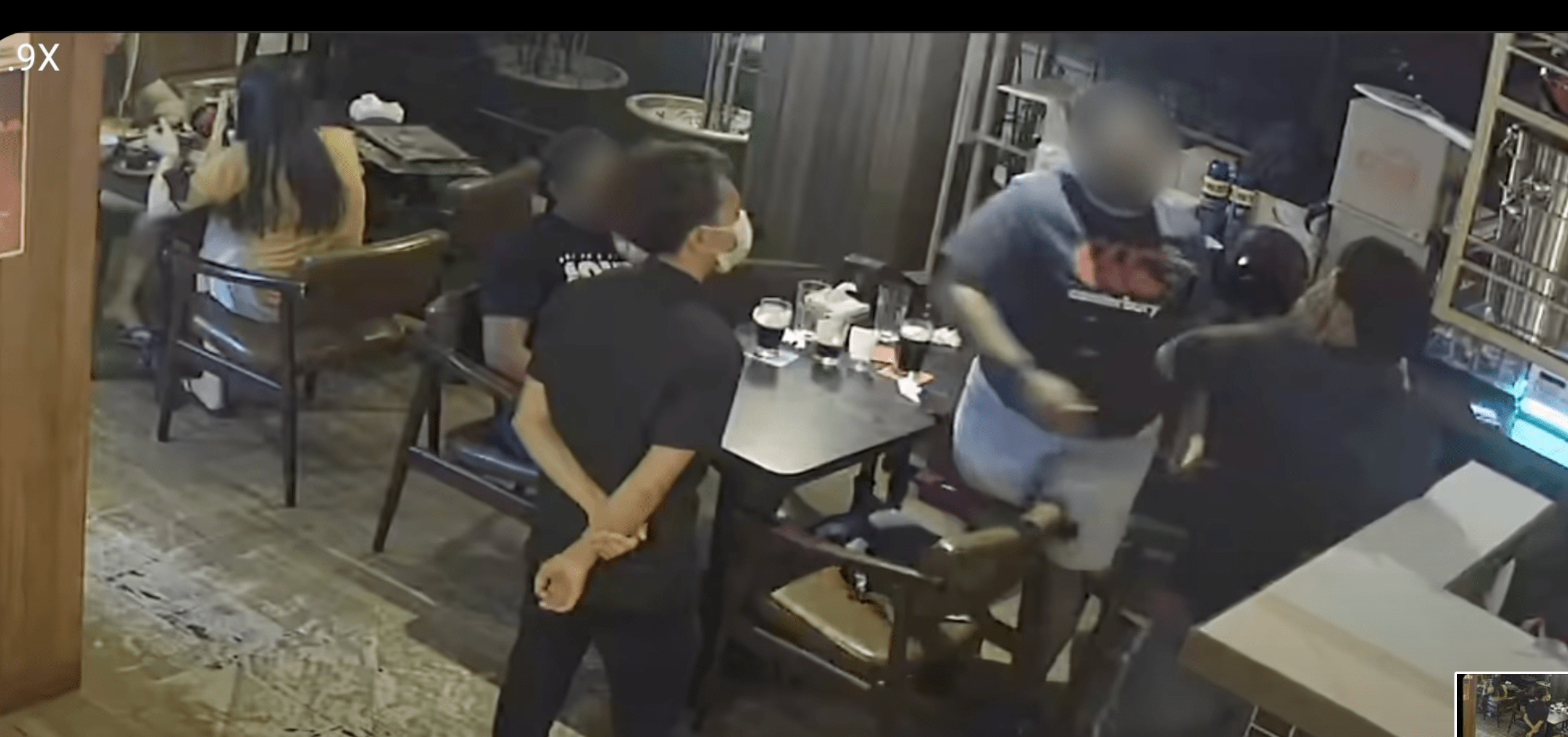 Customer slaps waiter for refusing to play tamil songs at a restaurant in subang jaya 01