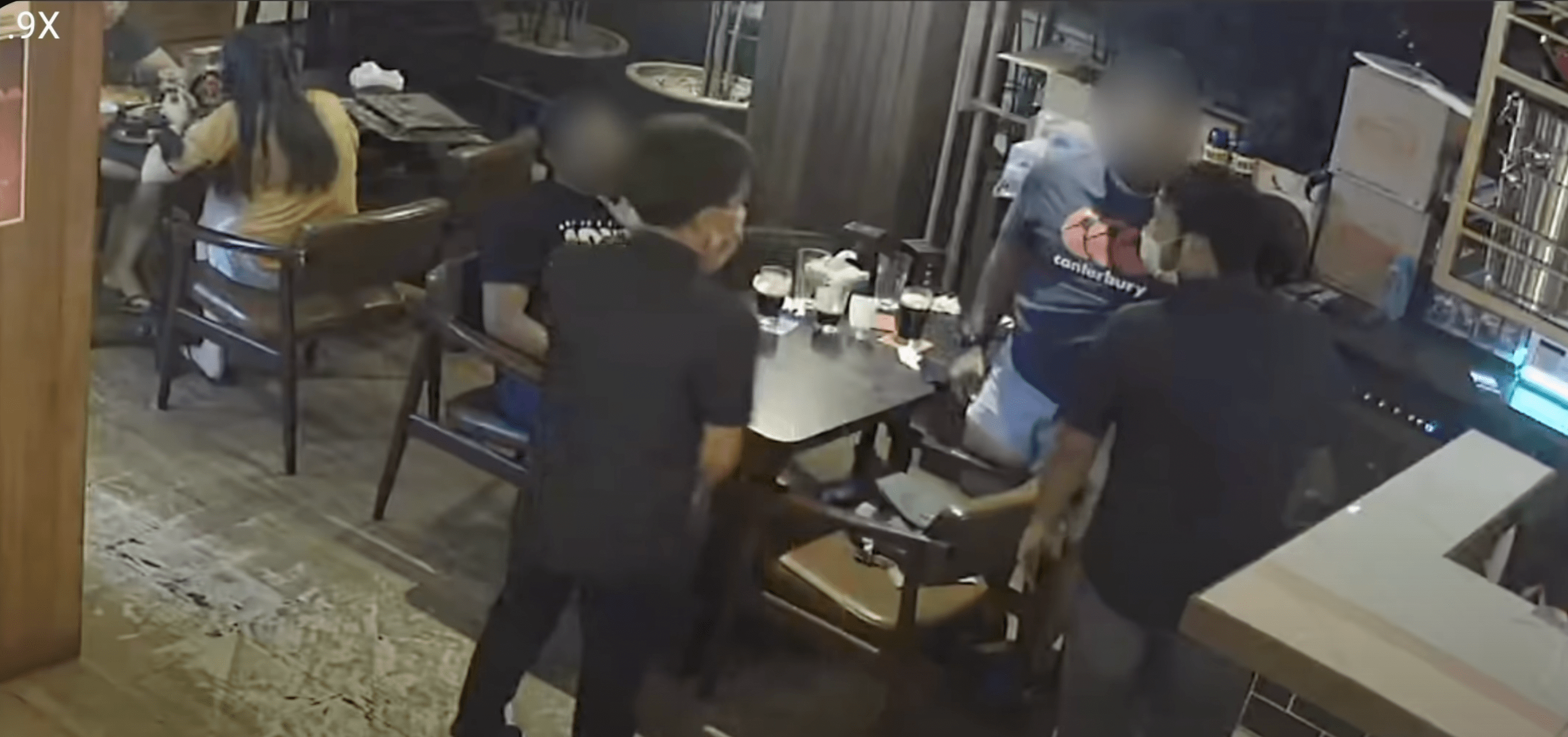 Customer slaps waiter for refusing to play tamil songs at a restaurant in subang jaya 05