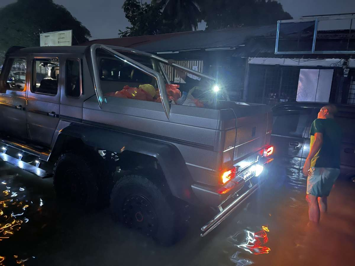 Kind m'sian uses rm4mil mercedes for flood relief, wins praise online | weirdkaya