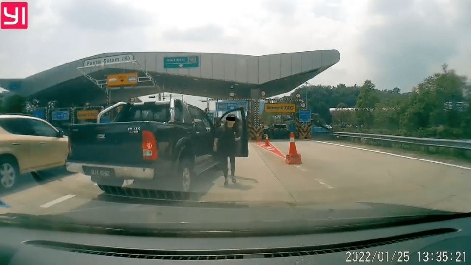 [video] 'hilux karen' cuts driver off at toll lane and shouts at her for not 