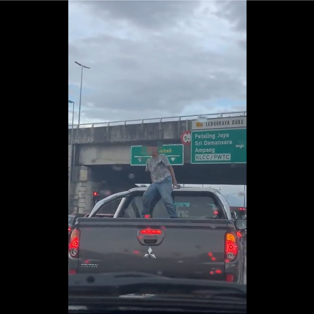 Young kid fooling around the back of a pickup truck raises netizens' concern