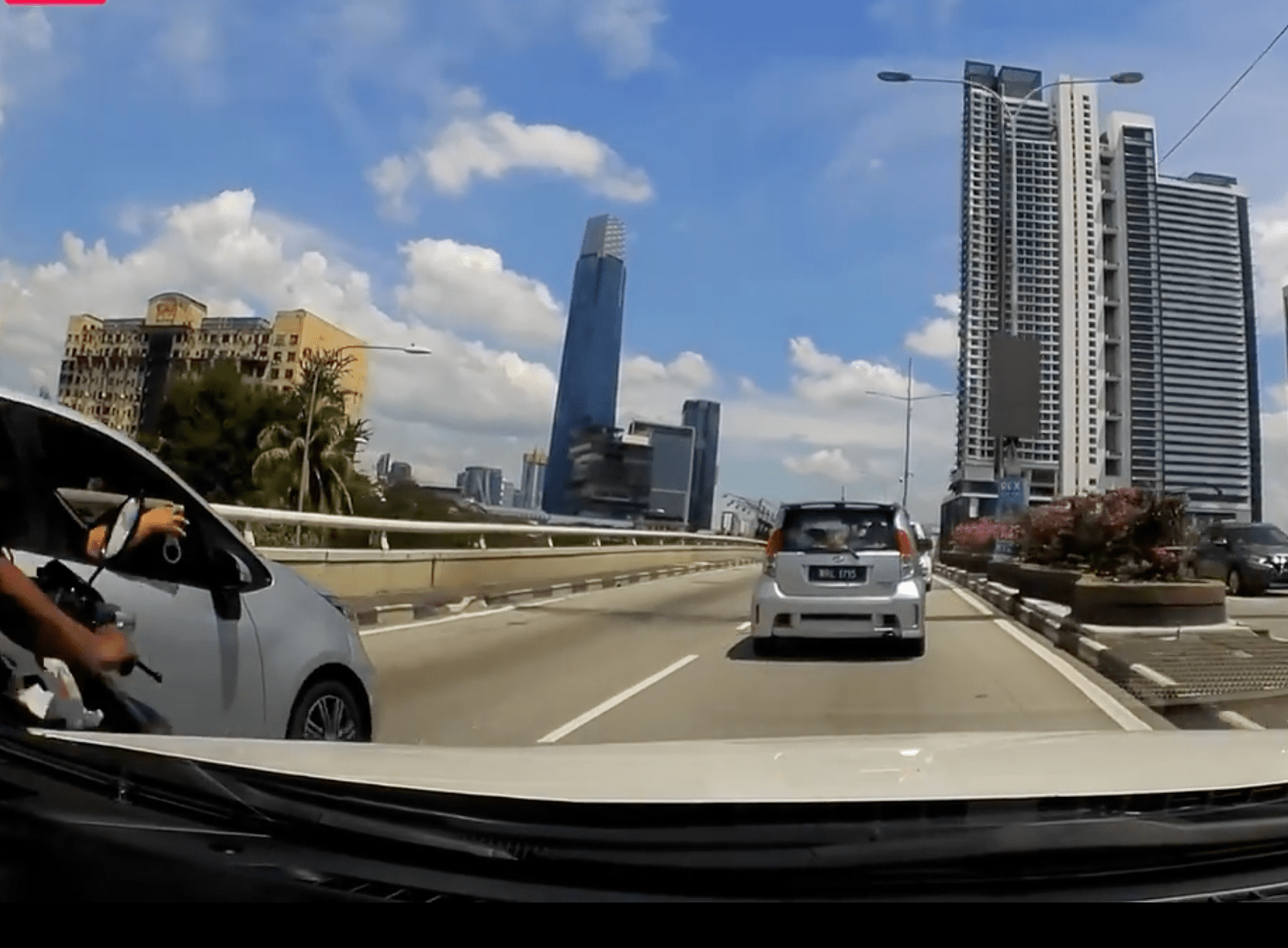 Man allegedly impersonates police officer and shows off handcuffs to cut into fellow motorist's lane 2