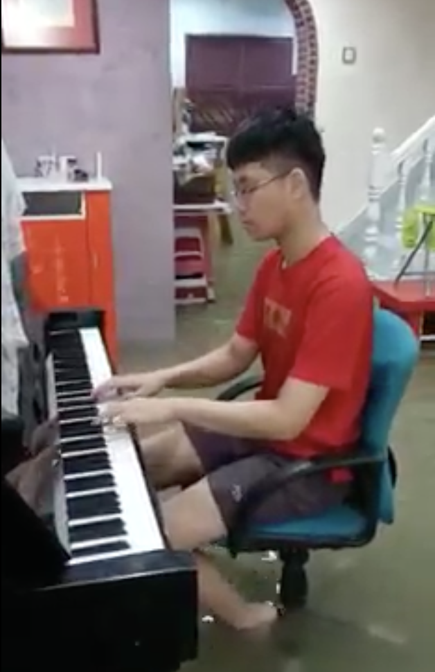 Mans play piano despite flooding in his house 03