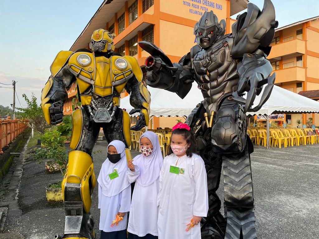 Megatron and bumblebee join forces to welcome students back to sk cherang ruku | weirdkaya