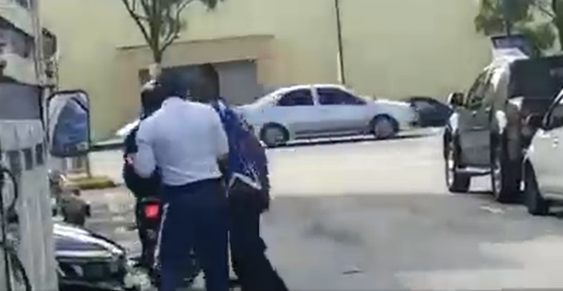 Enraged motorcyclist attack traffic police officer