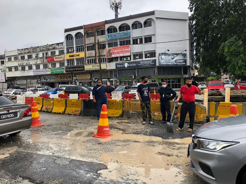Sim choon siang state assemblyman fix potholes by himself 1
