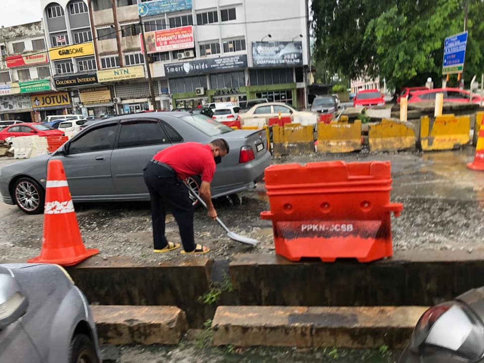Sim choon siang state assemblyman fix potholes by himself 2