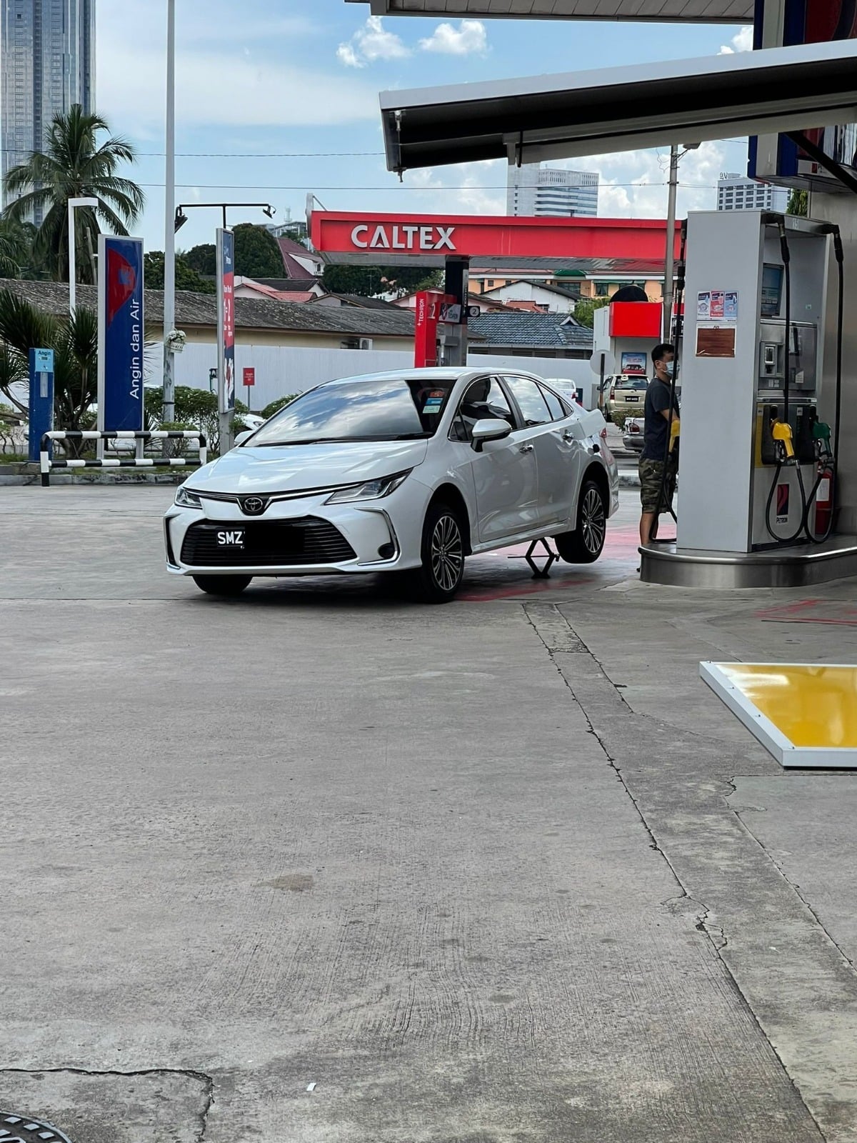 Singaporean pump petrol at jb petrol station 02