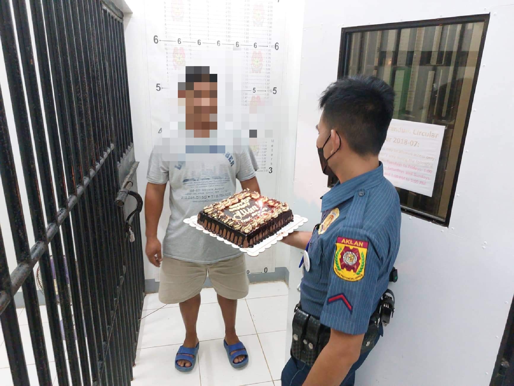 Suspect who was arrested on his birthday receives birthday cake surprise from police 01