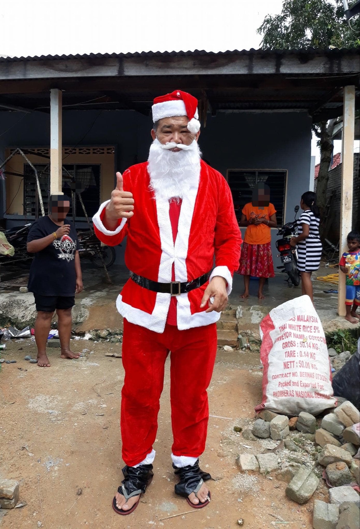 Uncle kentang work as a santa claus