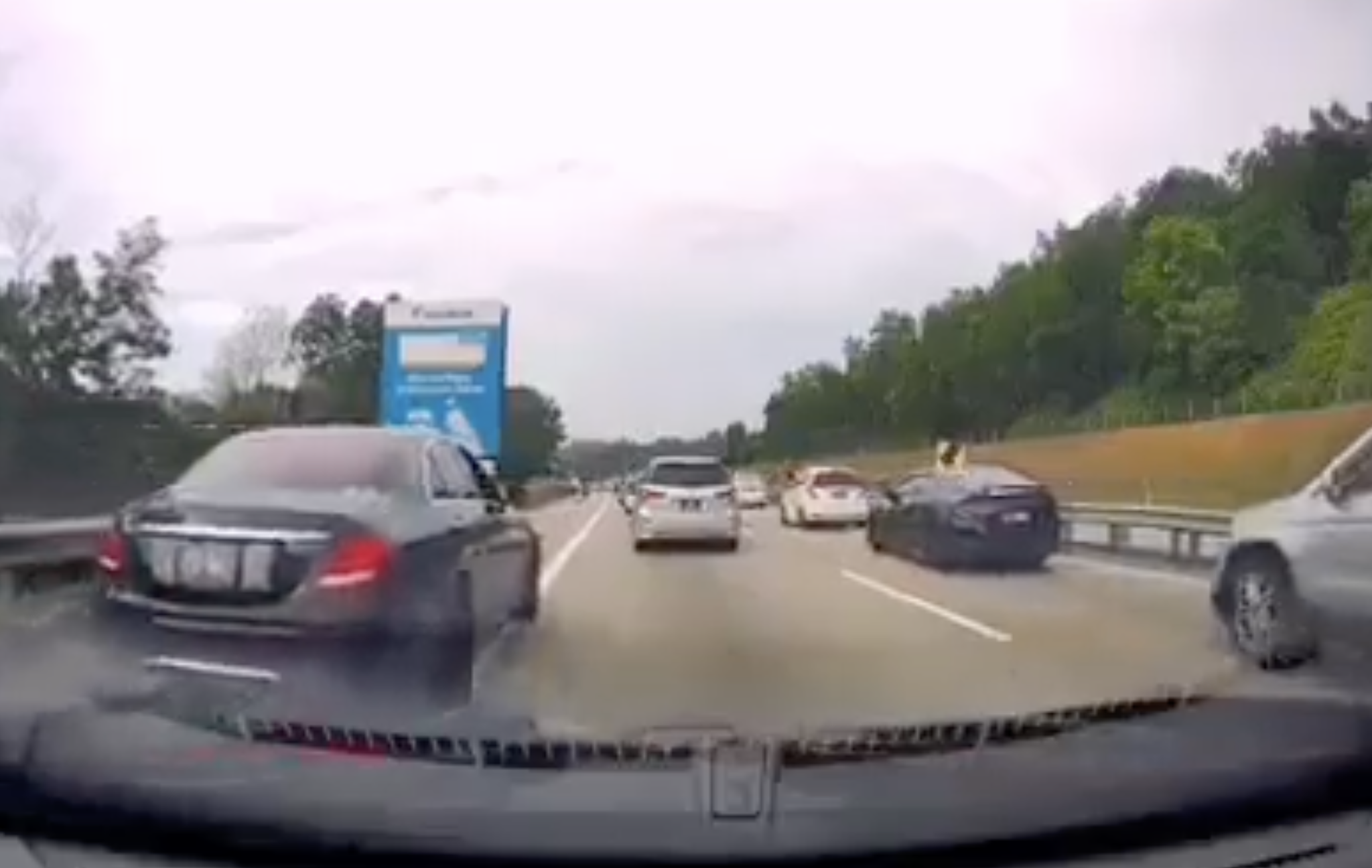 Vvip? Mercedes car driver points middle finger to another car who tries to block him for using emergency lane 04