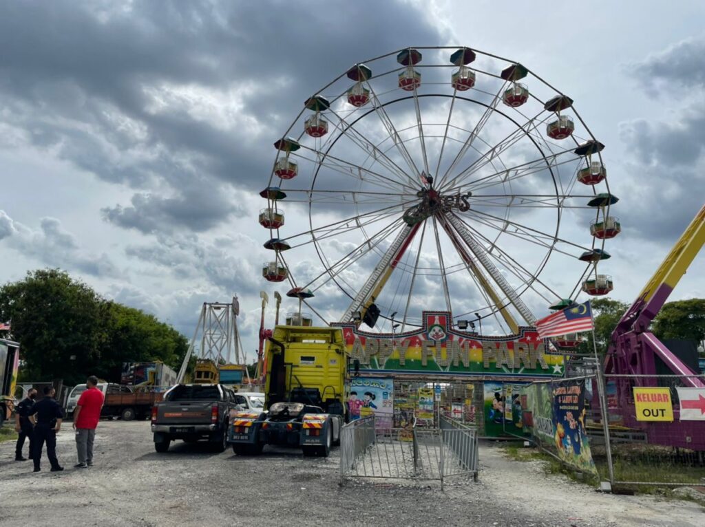 Man dies while another suffers serious injuries after falling off ferris wheel | weirdkaya