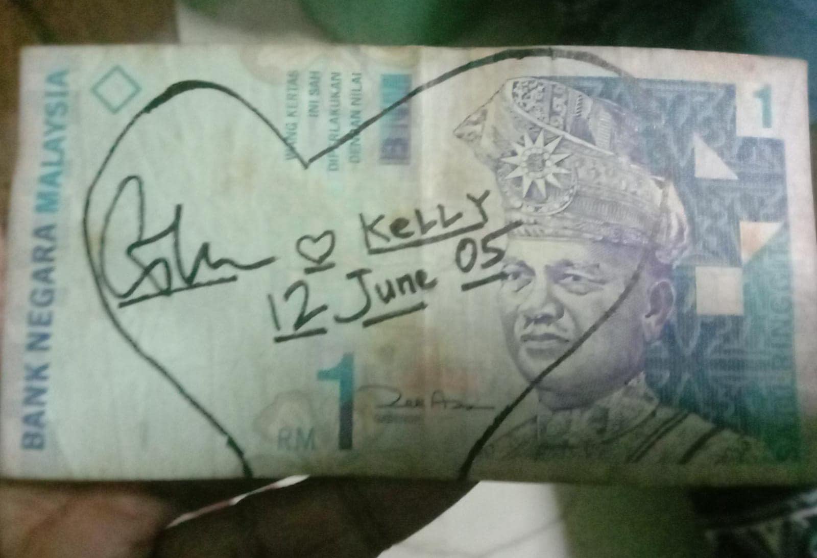 S'porean lady finds rm1 note with 'love signature' dating back to 2005 on it, asks couple to claim it | weirdkaya