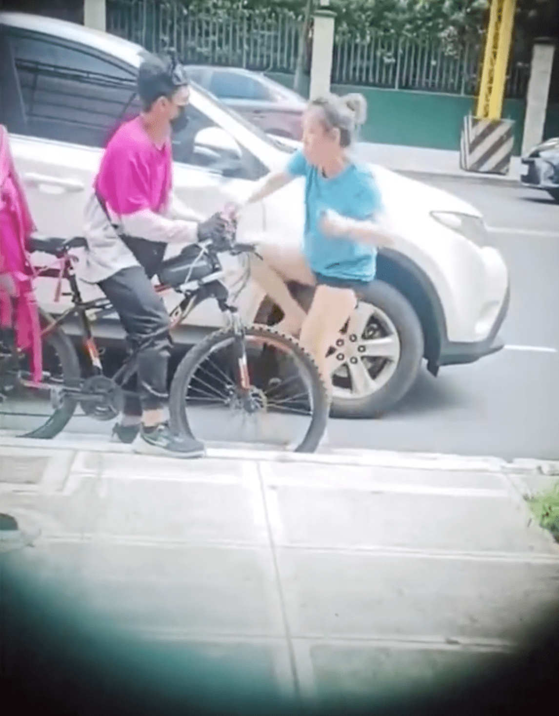 Woman kicks and slaps food delivery cyclist who accidentally scratched her car 01