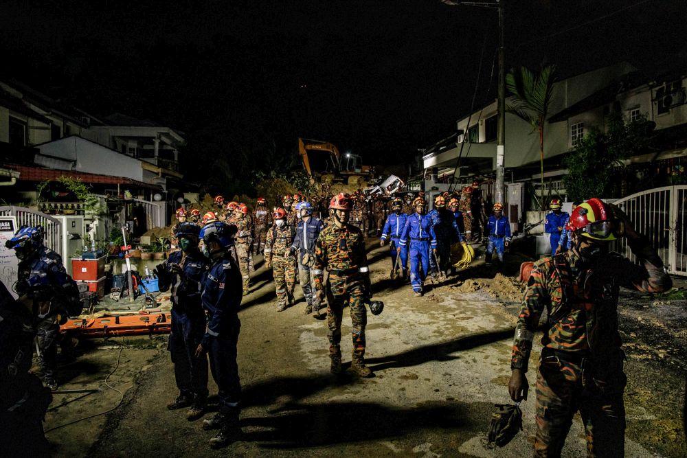 Ampang landslide leaves 4 dead and 15 homes destroyed | weirdkaya