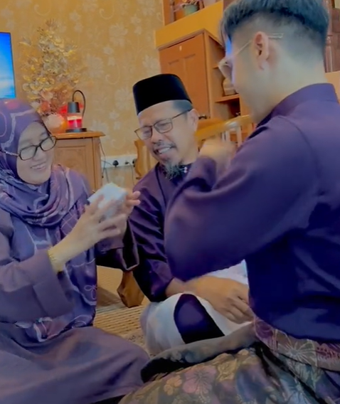 [video] touching tiktok clip of son giving offer letter instead of duit raya to parents goes viral | weirdkaya