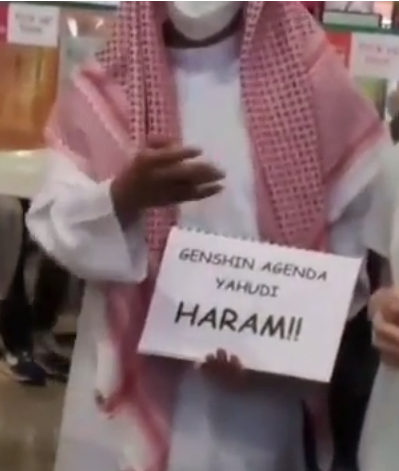 [video] m'sian cosplays as a saudi arabian and holds up sign calling genshin impact 'haram' | weirdkaya