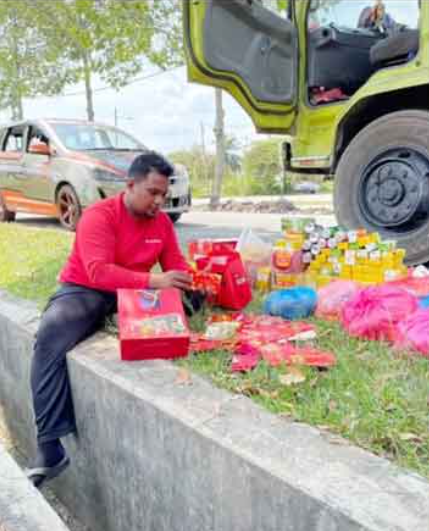 Cleaner receives countless cny gifts from generous residents | weirdkaya