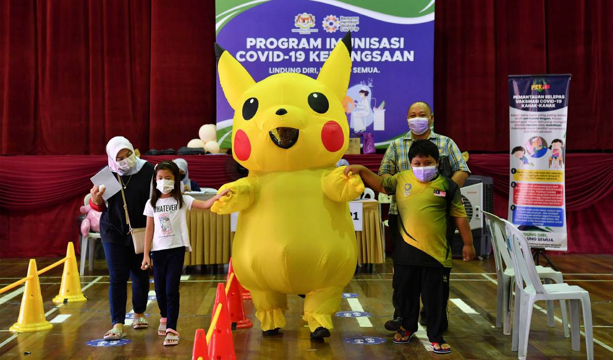 Primary school teacher dresses up as pikachu to calm nervous children getting vaccinated | weirdkaya